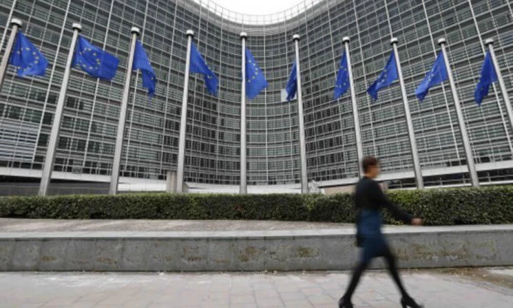 H Κομισιόν απειλεί να καθίσει στο σκαμνί τη Γερμανία – Τι συνέβη;